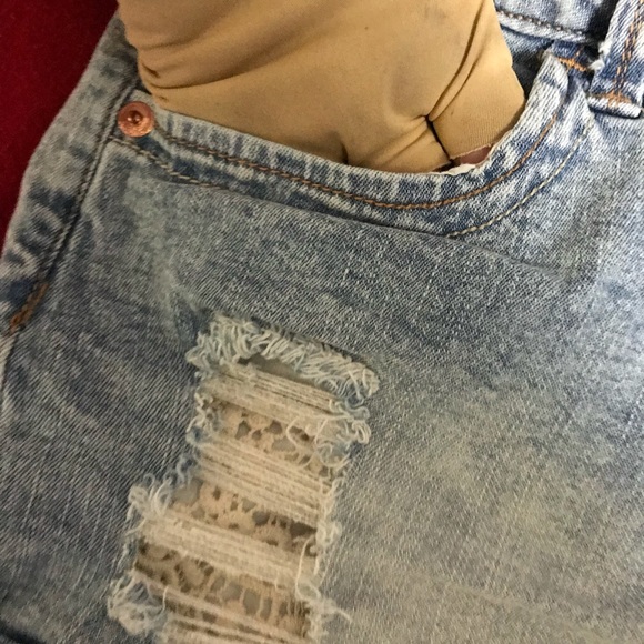 Belted short jean shorts with crochet embellished - Picture 4 of 10